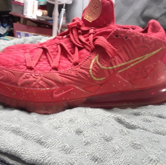 9.5 Nike lebron 17 red and gold - Picture 3 of 4